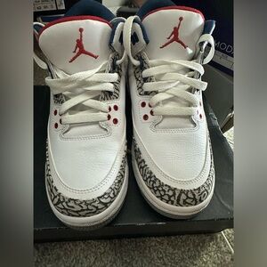 Like NEW!!
Air Jordan’s 3 RETRO SIZE 6Y (kids)